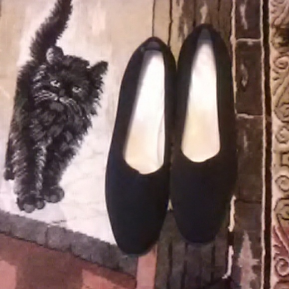 Shoes - Picture 2 of 4